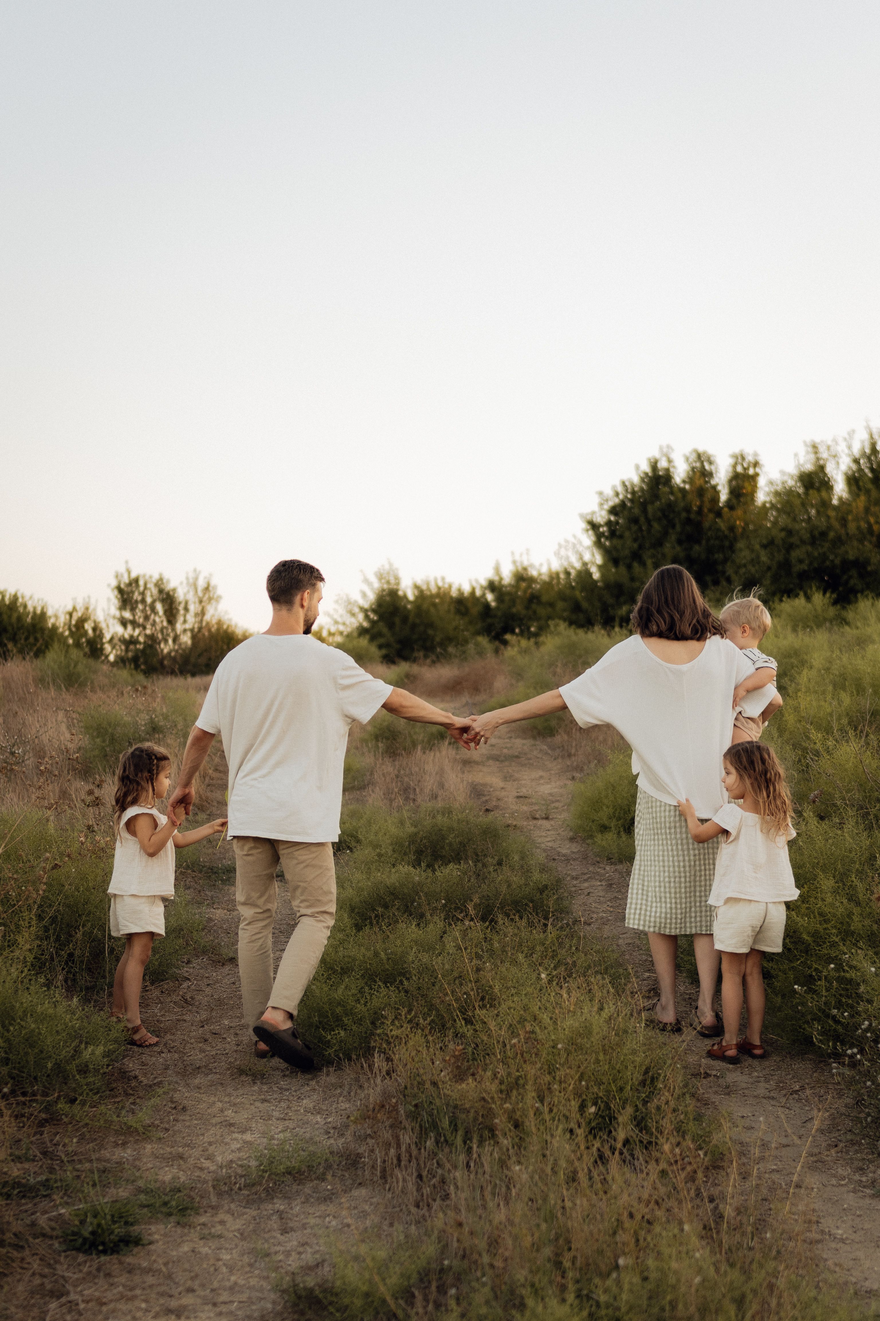 Familia caminando al aire libre